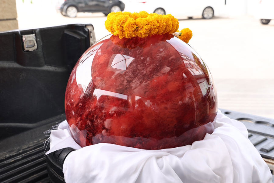 giant_crystal_sacred_object_pedestal_02